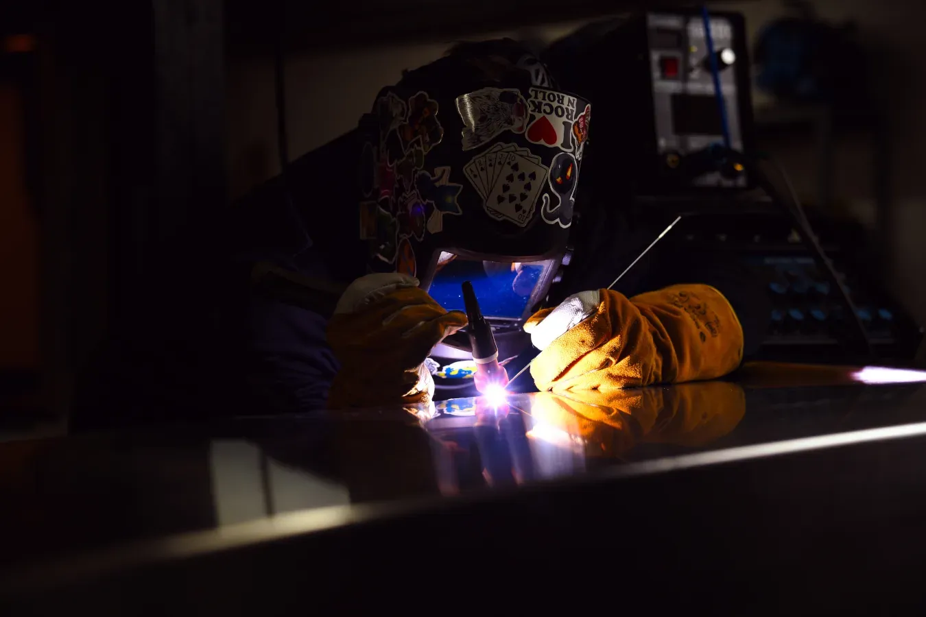 WIG-Schweißer bei der Arbeit – CSB-MetalSolutions Schweißmanufaktur